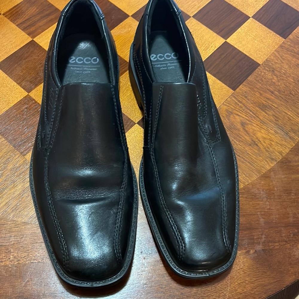 Size 9 (43) mens Ecco black slip on dress shoes, never worn